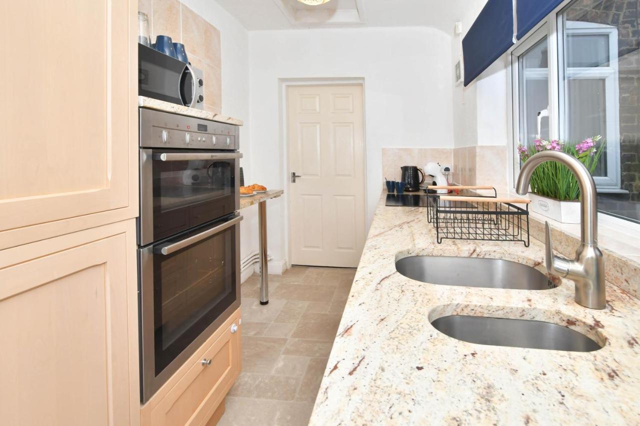 The Yellow Door By Avenew Management Serviced Accommodation Stoke-on-Trent Exteriér fotografie