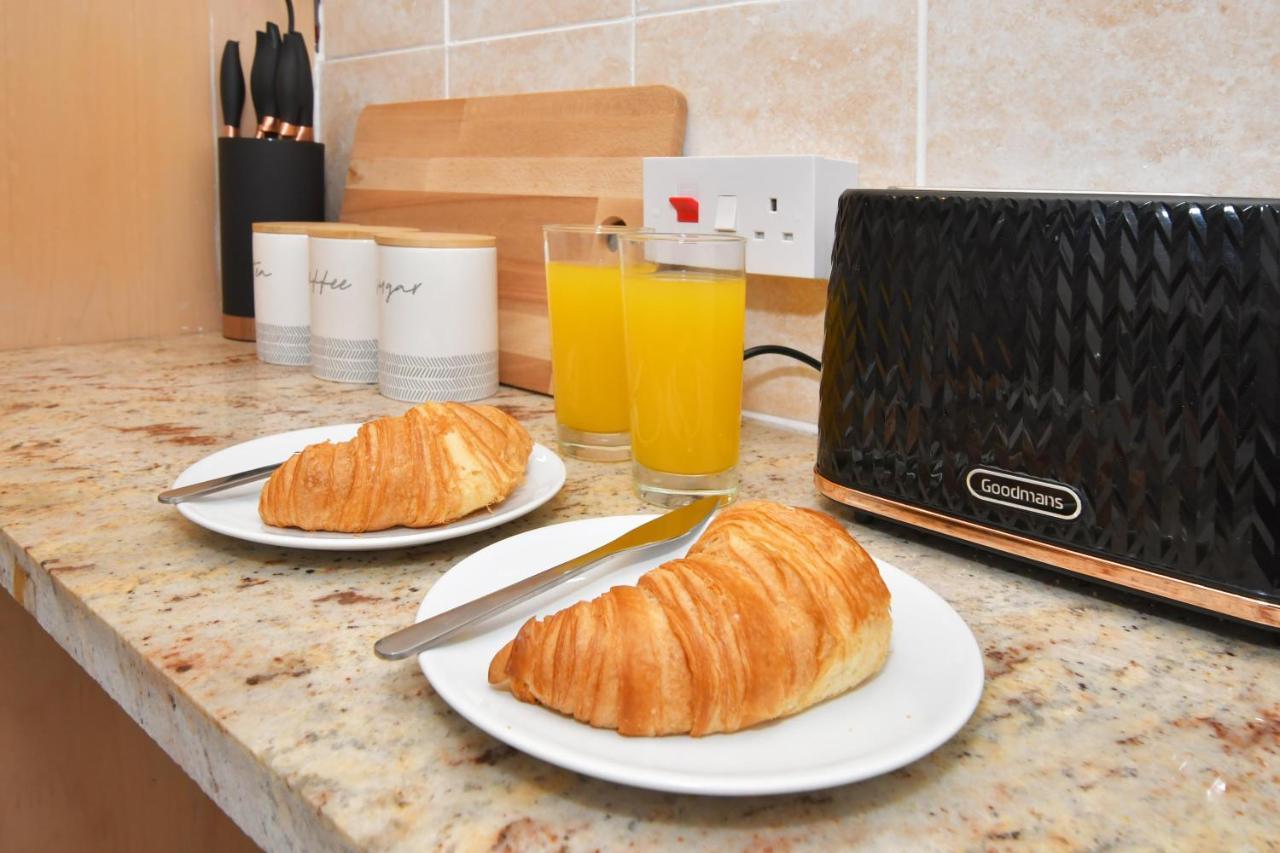 The Yellow Door By Avenew Management Serviced Accommodation Stoke-on-Trent Exteriér fotografie